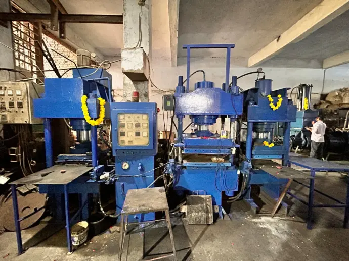 Industrial rubber hydraulic press used for rubber sheet molding, composite pressing, and lamination applications — high-performance hydraulic press from trusted manufacturer in India.