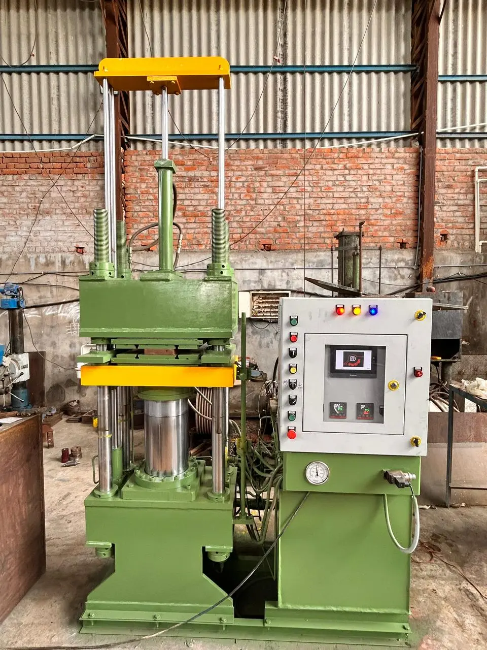 Industrial rubber hydraulic press used for rubber sheet molding, composite pressing, and lamination applications — high-performance hydraulic press from trusted manufacturer in India.